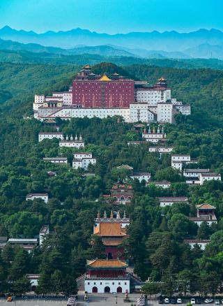 Lhasa may be tempting, but Chengde offers better value for money—just 1 hour from Beijing by high-speed rail!