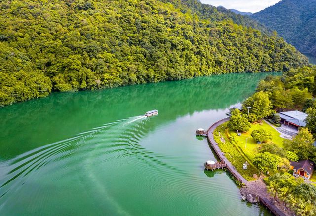 漳平九鵬溪是國家4A級旅遊景區、國家水利風景區,位於福建省龍岩市漳平市南洋鎮。 以下是其詳細 漳平九鵬溪是國家4A級旅遊景區、國家水利風景區,位於福建省龍岩市漳平市南洋鎮。 以下是其詳細
