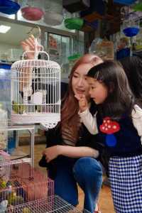 她鏡頭裡的她|走進復古調調的花鳥市場