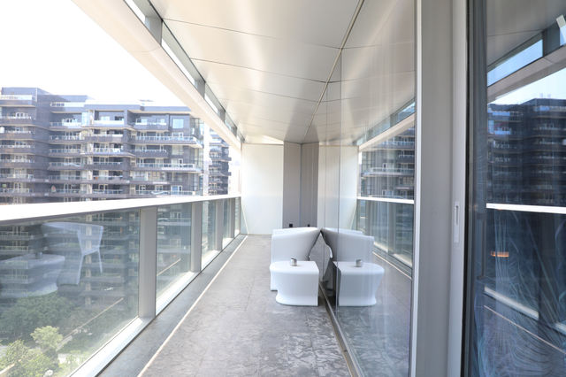 🌊 Fantastic Lake View Room: Push the Window to See a Tang Dynasty Scroll