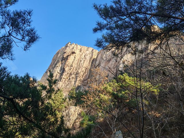 被這座山東秘境美到失語！誰說煙台只有海？藏在棲霞的天崮山簡直是大自然的鬼斧神工！喀斯特地貌+