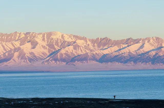 賽里木湖冬日限定粉色雪山 賽里木湖冬日限定粉色雪山
