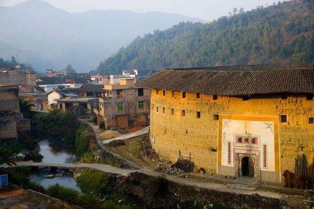 下面是一份為你量身打造的龍岩土樓兩天旅遊攻略,預算500元,助你深度體驗土樓文化,拍攝出精彩內容。 下面是一份為你量身打造的龍岩土樓兩天旅遊攻略,預算500元,助你深度體驗土樓文化,拍攝出精彩內容。