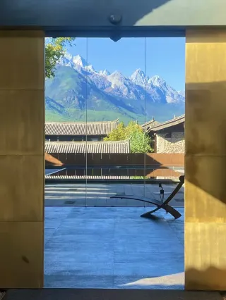 It's so stunning, you must bring your partner to Lugu Lake in winter to see the morning mist