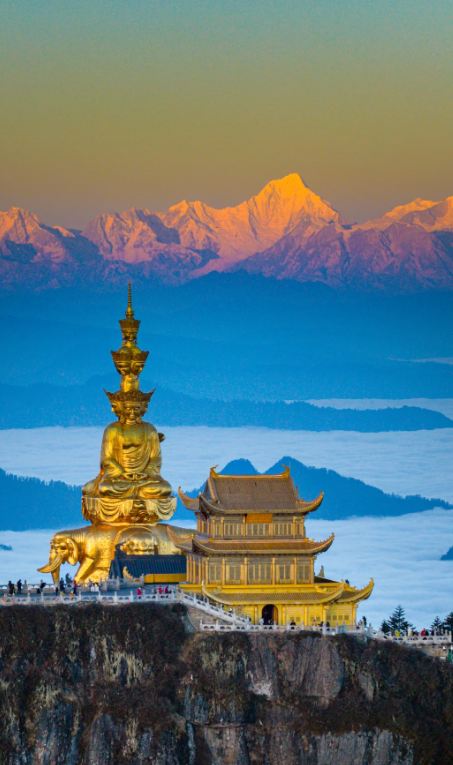Những ngọn núi nhất định phải leo ở Trung Quốc: Núi Nga Mi, cách Thành Đô 1 giờ đi tàu cao tốc.