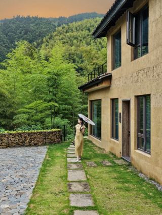 山の中の民宿に隠れて、子供時代を思い出す