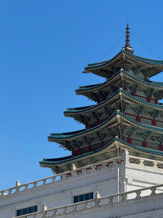 알고 보니 경복궁은 서울에 처음 가는 사람뿐만 아니라 그 외 누구에게나 가볼 만한 곳이었습니다. 서울에 세 번 이상 가봤기에 경복궁은 이제 질리지 않을 거라고 생각했는데, 이번에 가장 친한 친구와 함께 다시 방문했습니다.