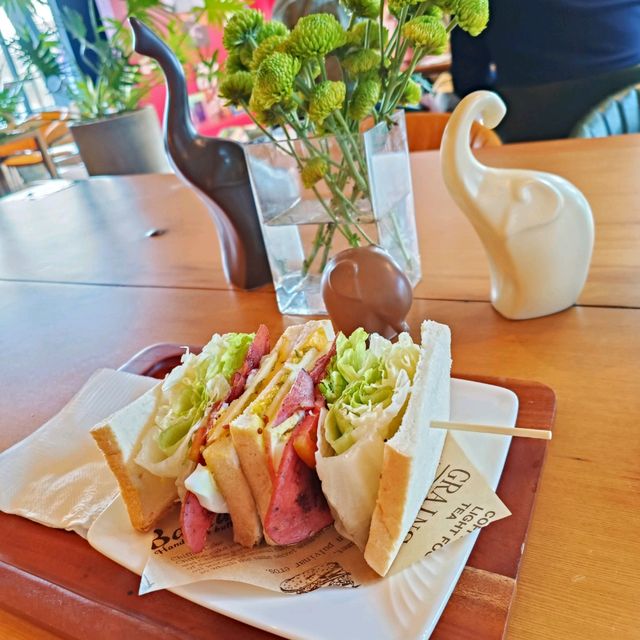 屏東總圖 春若咖啡館 優美的環境搭配裝置藝術與音樂