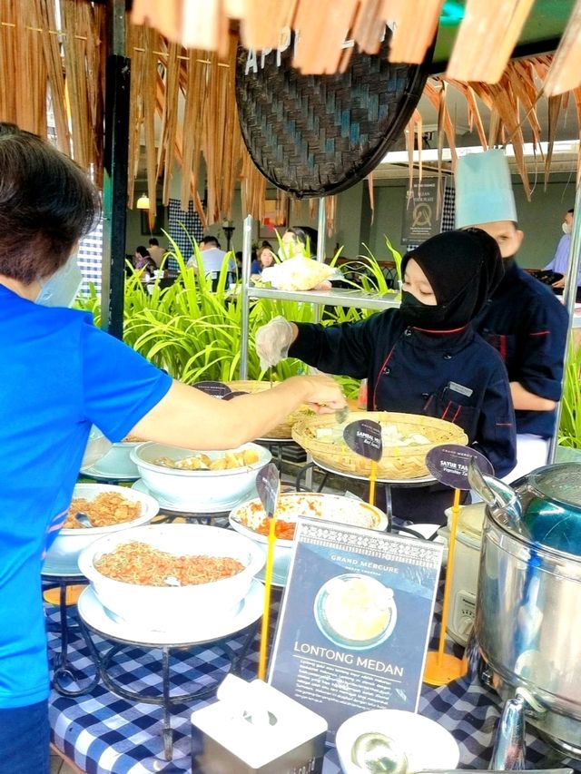 WHAT'S FOR BREAKFAST IN MEDAN, INDONESIA 