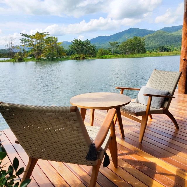 ที่พักสุดโรแมนติก Lakeview Floating Villas