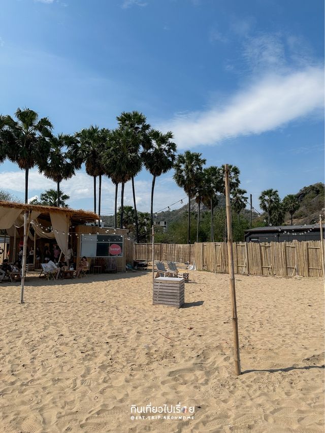 🏖️ คาเฟ่บนหาดทราย นั่งชิลรับคลื่นลมริมทะเลหัวหิน
