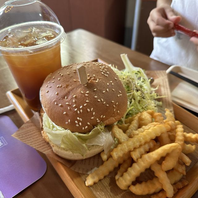 🚠 Tram View Café: 山頂纜車站旁的美食 🚠