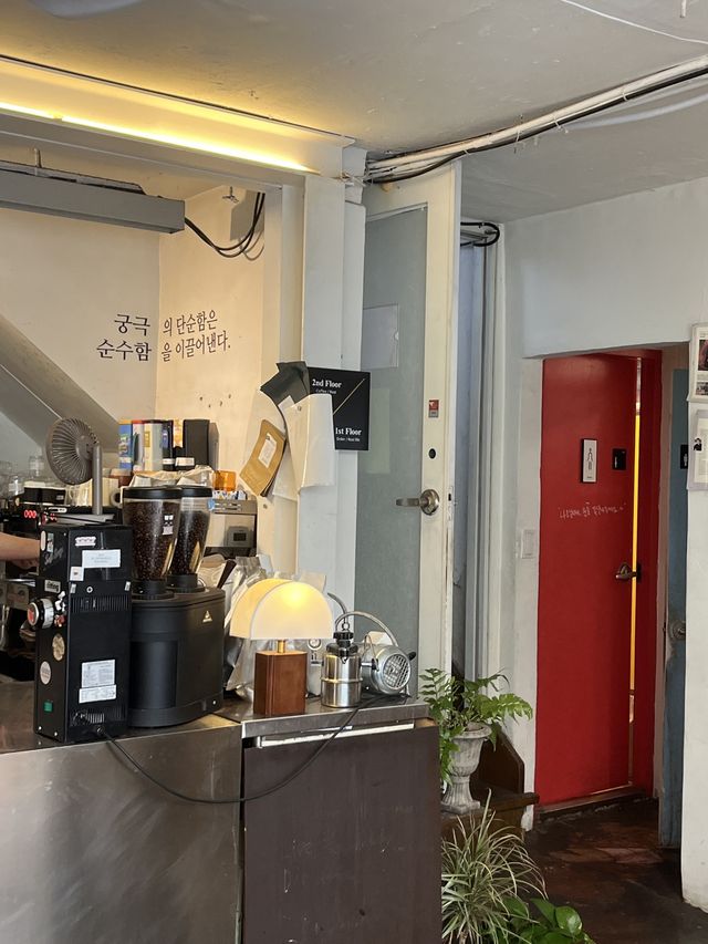 다양한 커피 원두를 즐길 수 있는 합정 카페 커피폴리☕️