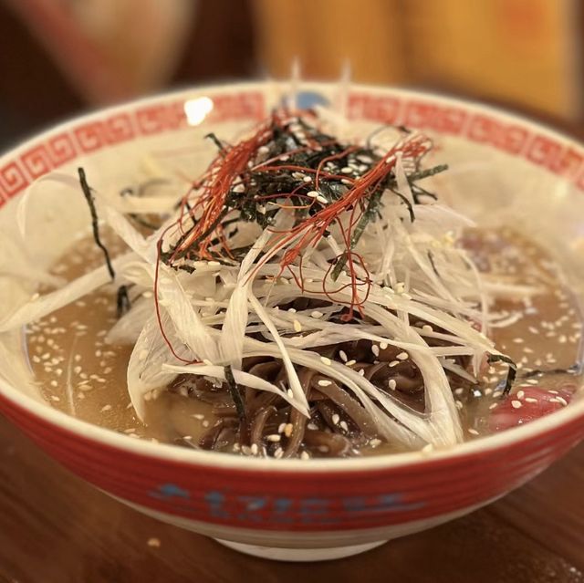 🌃🎭🍜 迷失於繽紛新宿！探索夜晚的繁華與美食！🌆🚶🍣