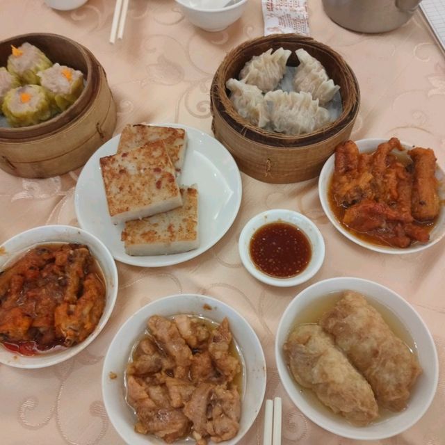 老字號兄弟飯店梅花廳飲茶