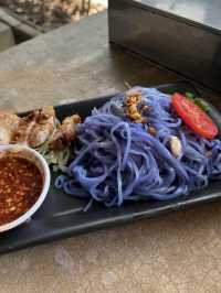태국 미슐랭 맛집이 1600원? 안찬꽃을 이용한 파란 면요리가 있는 곳 안찬누들