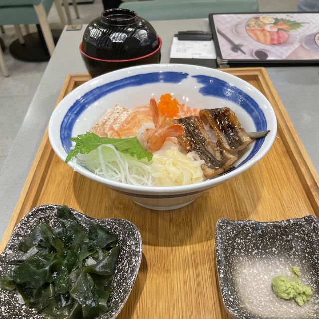 旺街大街的冷青日式料理店🎆