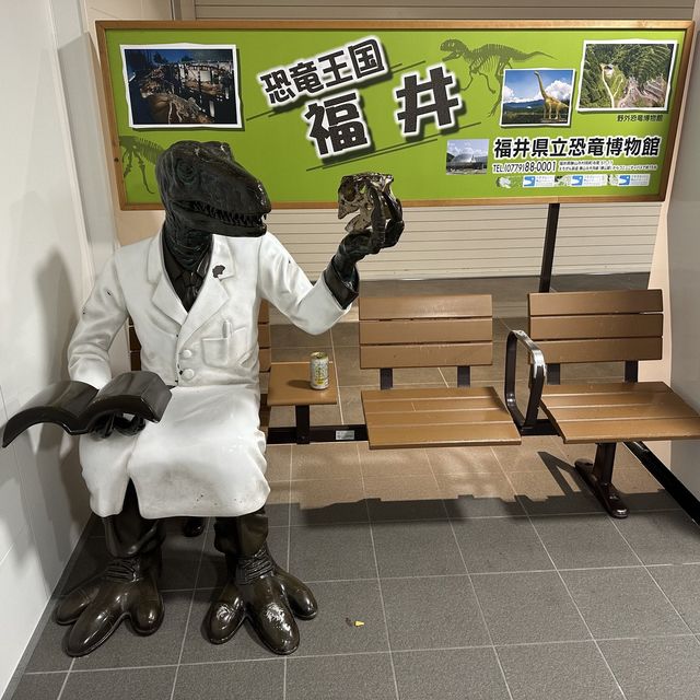 駅に恐竜がいる！福井駅では恐竜を推しすぎていました笑笑