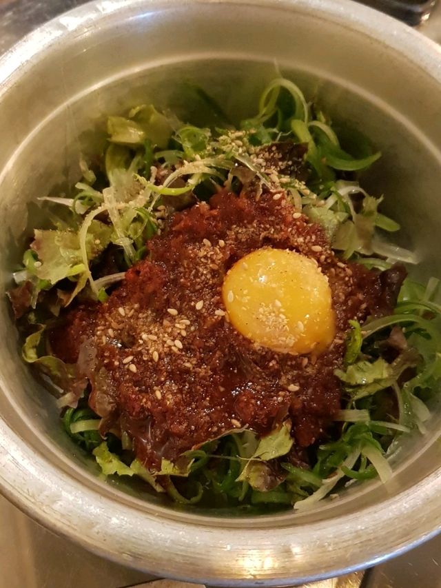 돌판에 삼겹살을 구워주는 전포동 고원