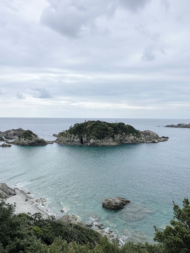 和歌山観光名所の橋杭岩&海を見下ろすカフェでランチ
