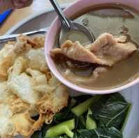 ใหญ่ กรอบ ราดหน้าหมู เมนูเด็ด