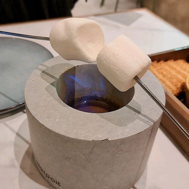 露營主題餐廳，燒朱古力棉花糖