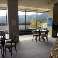 「有田陶瓷文化館」免費參觀，享受咖啡與美景。推薦來訪