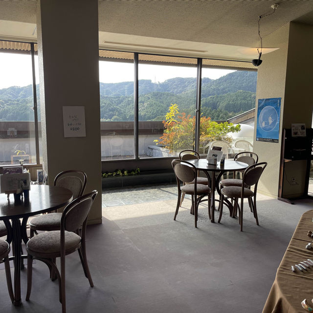 「有田陶瓷文化館」免費參觀，享受咖啡與美景。推薦來訪
