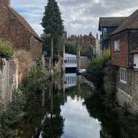 「Canterbury市區必去！The old weaver’s house旁小河通道，享受英國田園風景！」