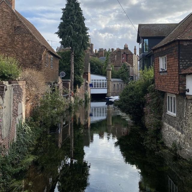 「Canterbury市區必去！The old weaver’s house旁小河通道，享受英國田園風景！」
