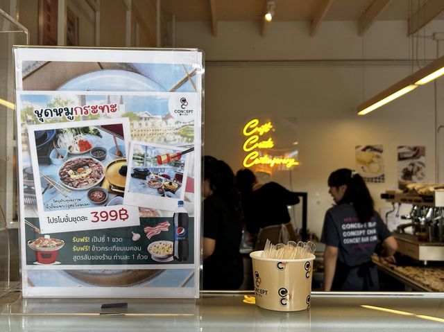 คาเฟ่เล็กๆ วิวสวย มีเครื่องดื่มและอาหารอร่อยๆ