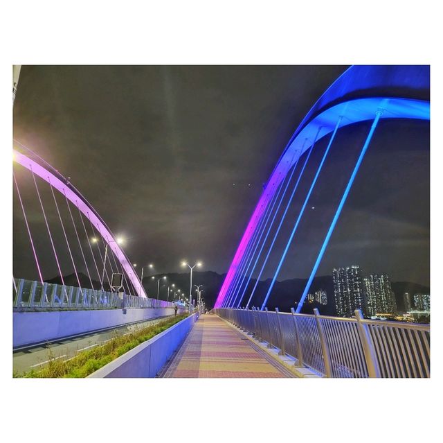 漫步海上高架橋。將軍澳藍隧道跨灣大橋