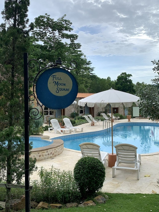  📍Moon River Village