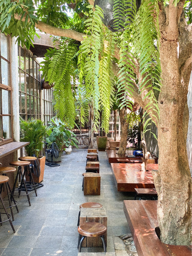 Exploring the colourful cafe scene in Danang