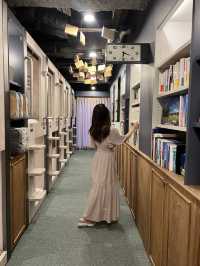 本に囲まれながら泊まれるカプセルホテル📚