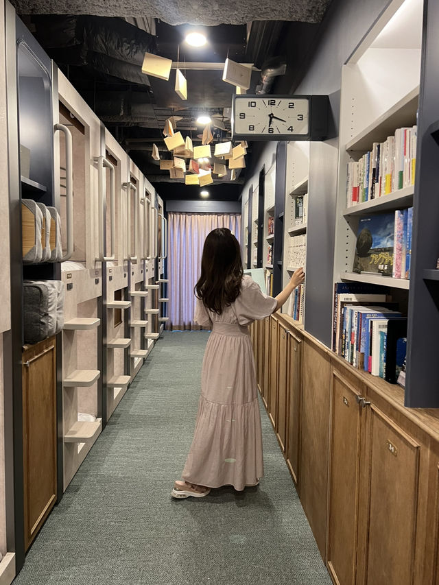 本に囲まれながら泊まれるカプセルホテル📚