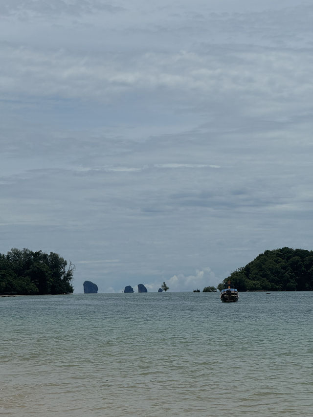 เดินเล่นริมหาทับแขก 🏝️ กระบี่
