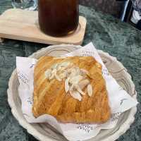 คาเฟ่ติดทะเล Khap Samut Cafe‘ & Eatery 