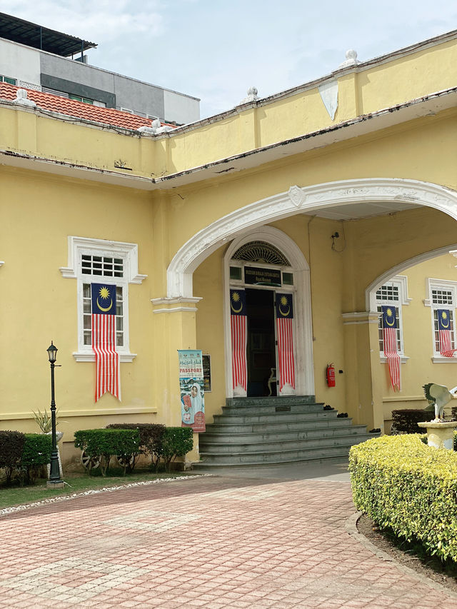 Muzium Diraja: A Glimpse into Kelantan's Royal Heritage!
