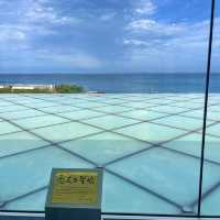 海の横にある美術館