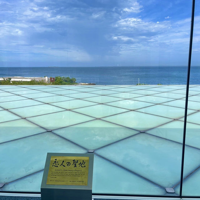 海の横にある美術館