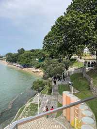Sunny Beach House Pattaya คาเฟ่สีเหลืองริมทะเล
