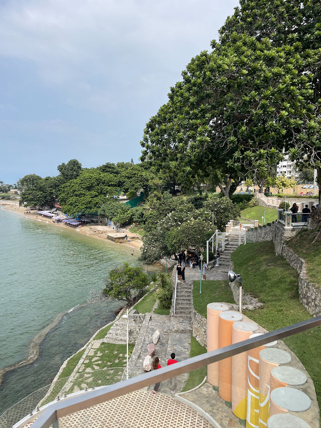 Sunny Beach House Pattaya คาเฟ่สีเหลืองริมทะเล