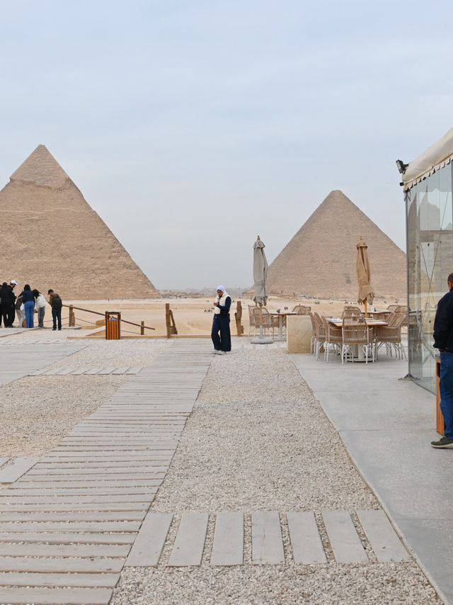 9 Pyramids Lounge 