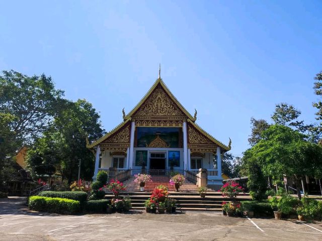หนึ่งในพระธาตุเก้าจอม บนดอยจอมแว่ อายุกว่า ๗๐๐ ปี