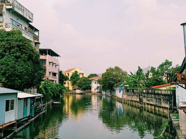 泰國曼谷空訕區湄南河畔歷史村落古跡寺廟華人祠堂一日遊行程，小橋流水景色優美，適合打卡拍照📸