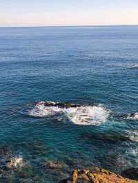 松の緑と紺碧の海が調和する見事な景勝地