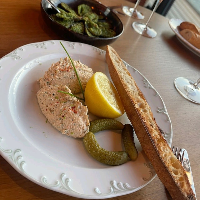 A memorable restaurant with a river view