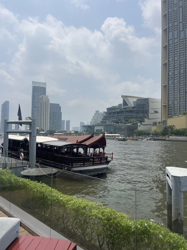 ทำเลดีอยู่ติดแม่น้ำ เดินทางสะดวกมีเรือบริการรับส่ง
