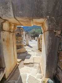 穿越千年的歷史土耳其〔以弗所古城〕，遺跡中感受時光流轉。